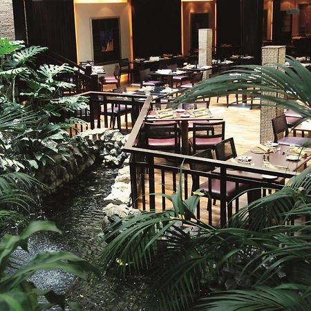 Radisson Blu Resort, Schardscha Restaurant foto The interior of the hotel