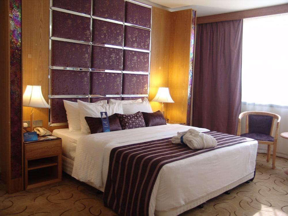 Radisson Blu Resort, Schardscha Exterior foto A bedroom in a hotel