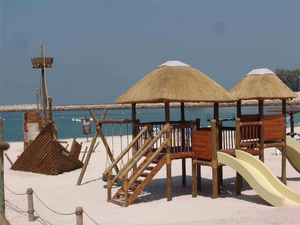 Radisson Blu Resort, Schardscha Exterior foto Playground at the beach
