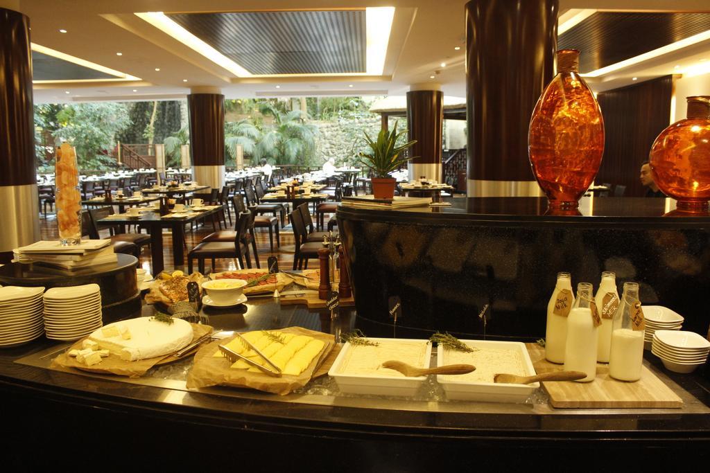 Radisson Blu Resort, Schardscha Exterior foto The restaurant