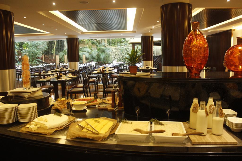 Radisson Blu Resort, Schardscha Exterior foto The restaurant