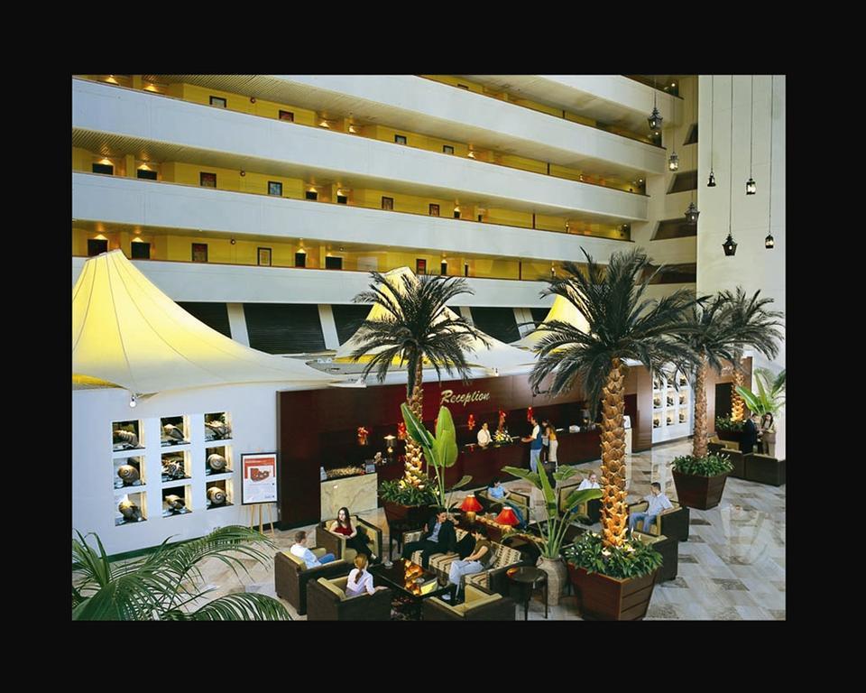 Radisson Blu Resort, Schardscha Exterior foto The lobby of the hotel