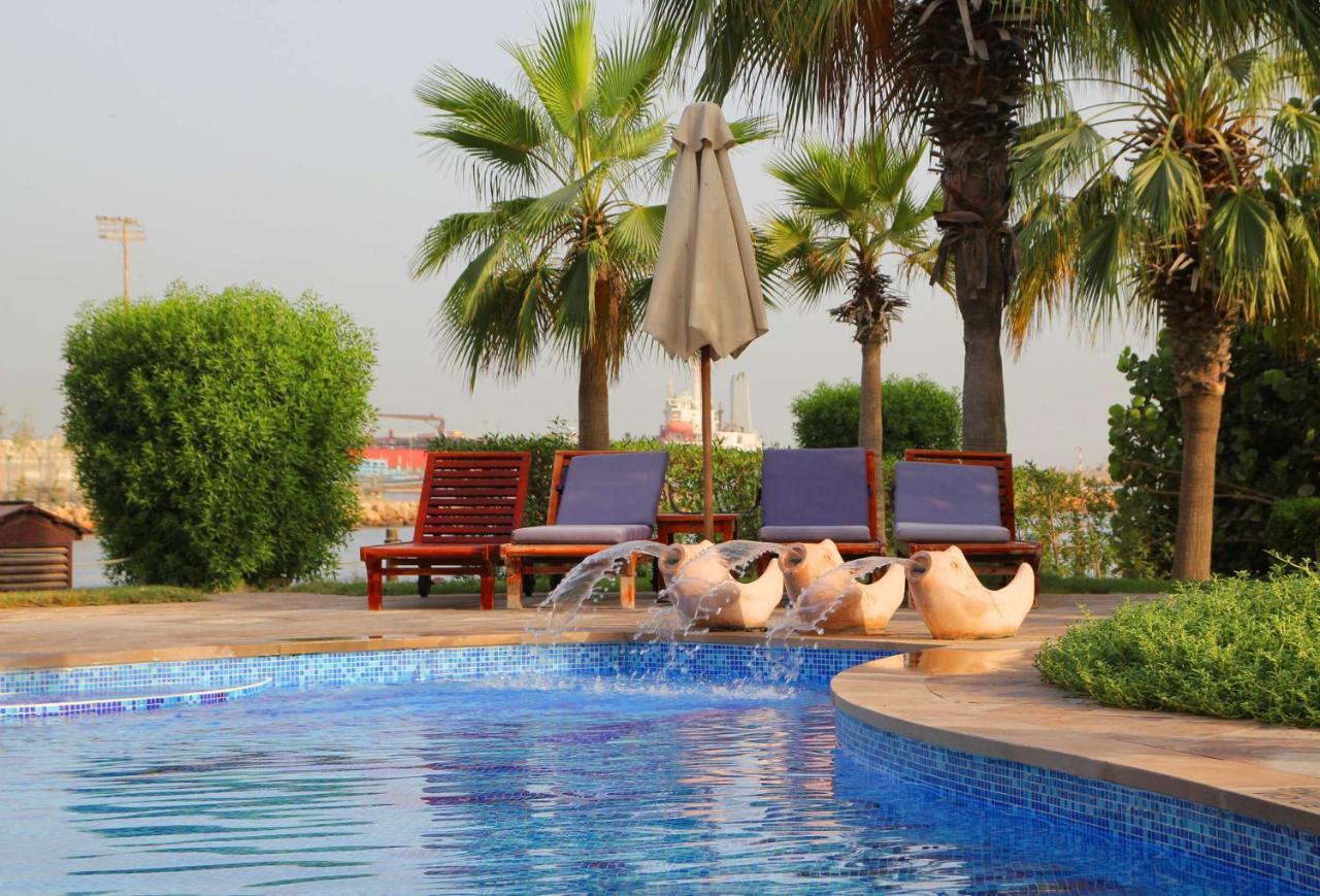 Radisson Blu Resort, Schardscha Exterior foto The pool at the hotel