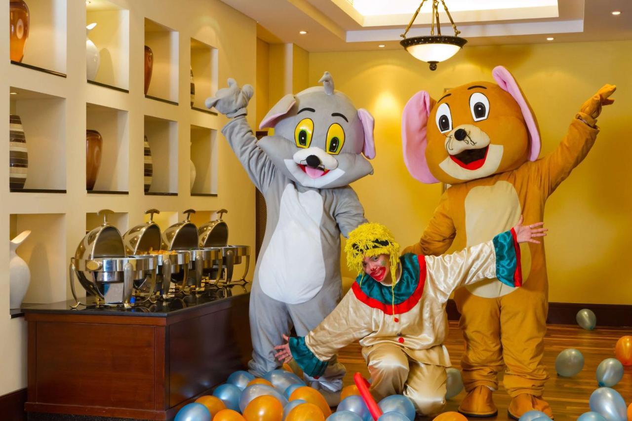 Radisson Blu Resort, Schardscha Exterior foto Tom and Jerry at a party