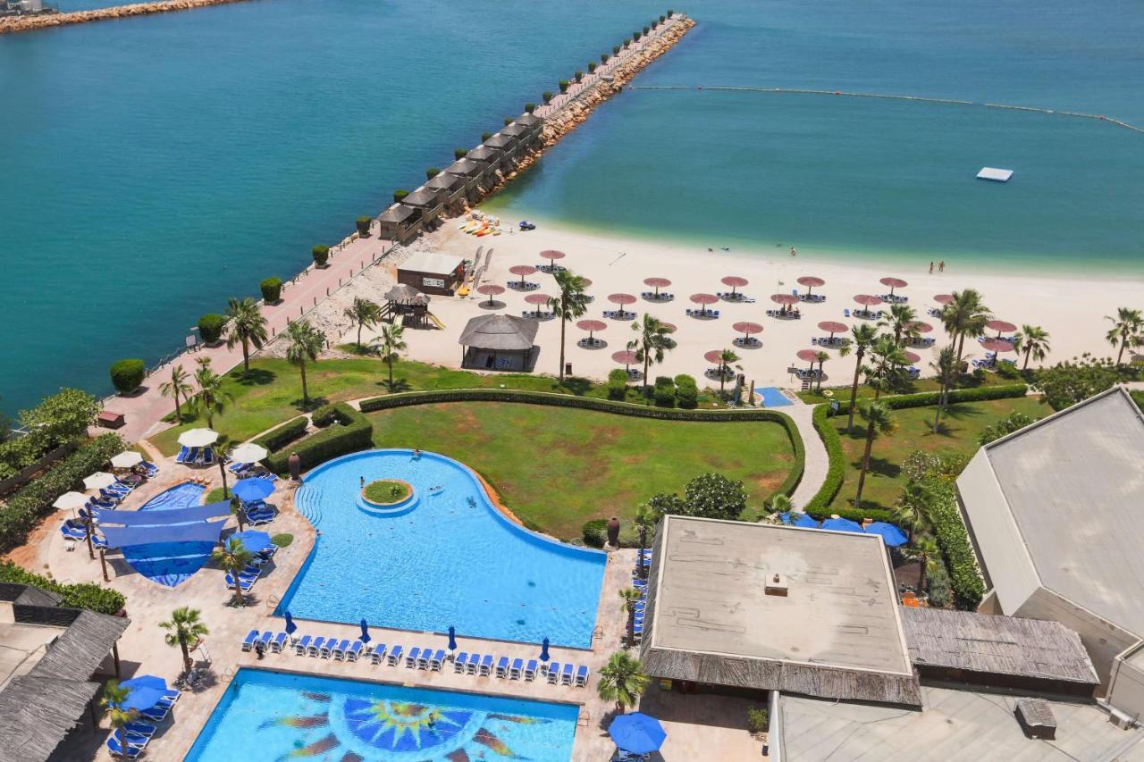 Radisson Blu Resort, Schardscha Exterior foto The beach at Jumeirah Beach Hotel