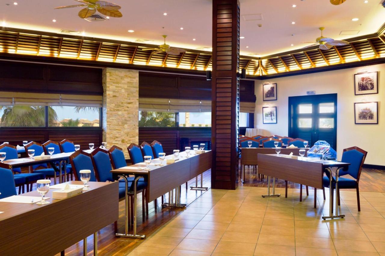 Radisson Blu Resort, Schardscha Exterior foto The interior of the restaurant