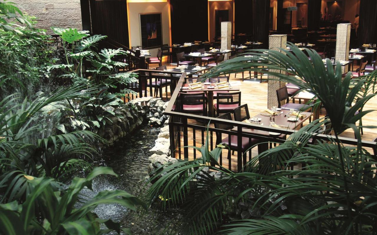 Radisson Blu Resort, Schardscha Restaurant foto The interior of the hotel