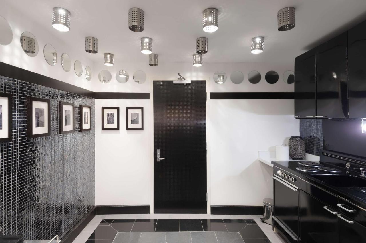 Radisson Blu Resort, Schardscha Exterior foto A kitchen with a concealed door
